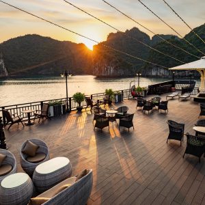 sundeck-sunset-lounge-rita-cruise-lan-ha-bay-viettrendtour