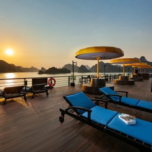 sundeck-sunset-nostalgia-cruise-lan-ha-bay-viettrendtour