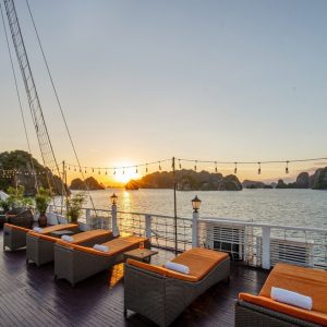 sundeck-sunset-view-treasure-junk-bai-tu-long-bay-viettrendtour