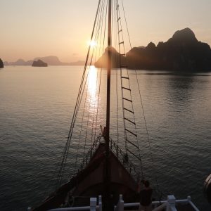 sunrise-bow-view-renea-cruise-bai-tu-long-bay-viettrendtour