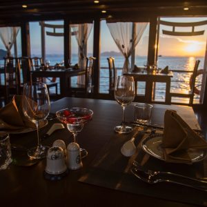 sunset-dining-table-renea-cruise-bai-tu-long-bay-viettrendtour