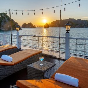 sunset-lounge-sundeck-treasure-junk-bai-tu-long-bay-viettrendtour