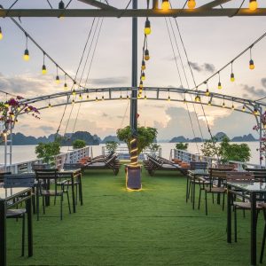 sunset-sundeck-panorama-renea-cruise-bai-tu-long-bay-viettrendtour