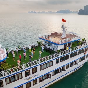 tai-chi-sundeck-swan-cruise-bai-tu-long-bay-viettrendtour