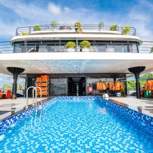 upper-deck-jacuzzi-velar-of-the-sea-lan-ha-bay-viettrendtour