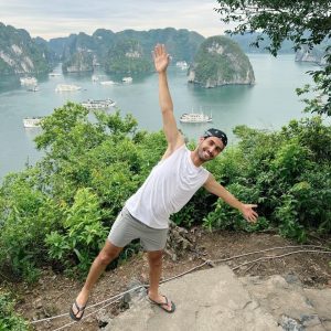 viewpoint-fun-pose-alisa-premier-cruise-halong-bay-viettrendtour