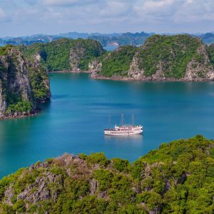 wide-bay-panorama-treasure-junk-bai-tu-long-bay-viettrendtour