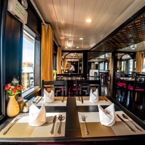 window-dining-la-regina-bai-tu-long-viettrendtour
