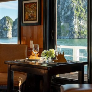 window-dining-table-treasure-junk-bai-tu-long-bay-viettrendtour