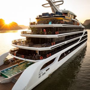 cruise-close-view-diana-cruise-lan-ha-bay-viettrendtour