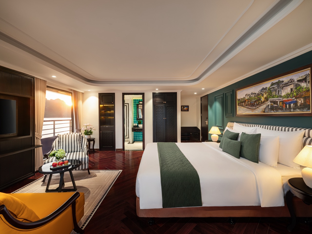 Luxury cruise room with ocean view balcony at Lan Ha Bay, perfect for a relaxing getaway.