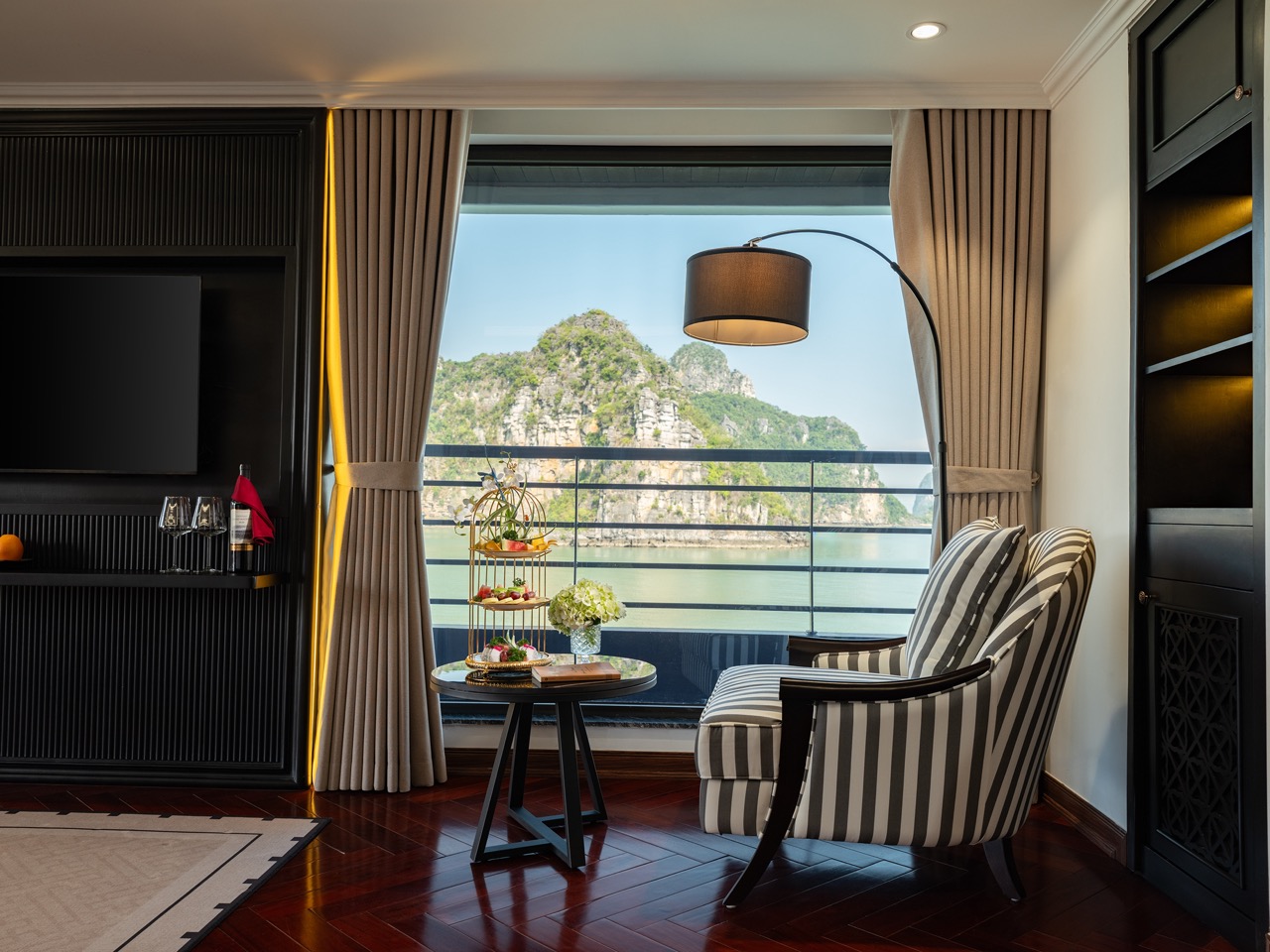 Scenic Lan Ha Bay cruise balcony with mountain views, perfect for relaxing and enjoying the stunning.