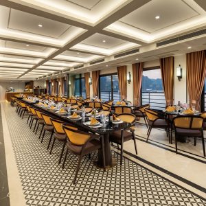 main-restaurant-diana-cruise-lan-ha-bay-viettrendtour