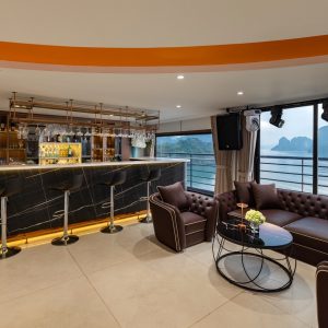 sky-bar-lounge-diana-cruise-lan-ha-bay-viettrendtour