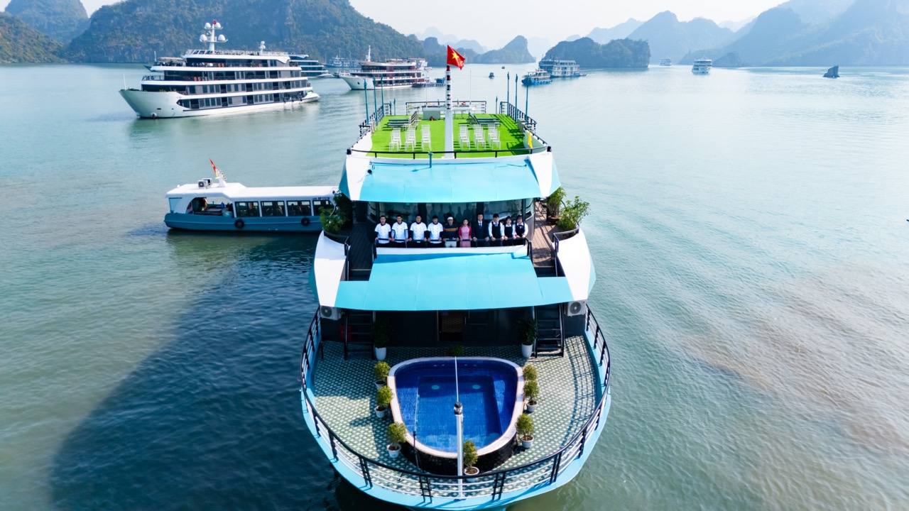Luxurious cruise boat on Lan Ha Bay with scenic views and relaxing atmosphere.