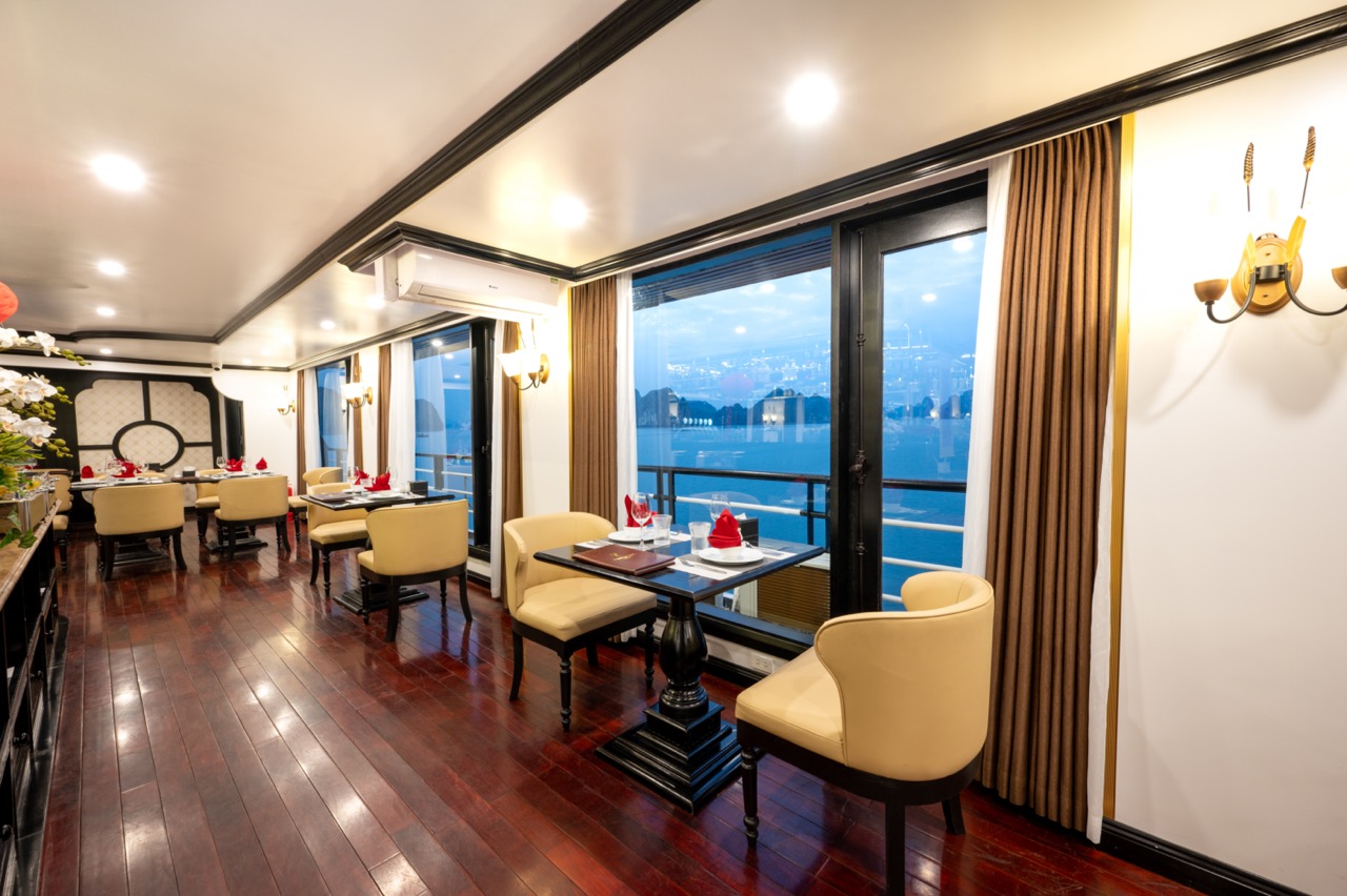 Elegant cruise lounge with panoramic views of Lan Ha Bay, perfect for relaxing during your 3-day cru.