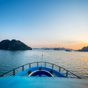 infinity-pool-view-sunset-dragon-premium-lan-ha-bay-viettrendtour