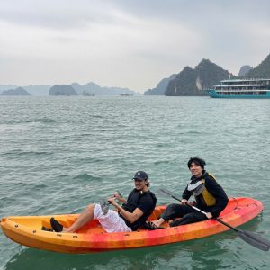 kayaking-guests-lan-ha-bay-dragon-premium-viettrendtour