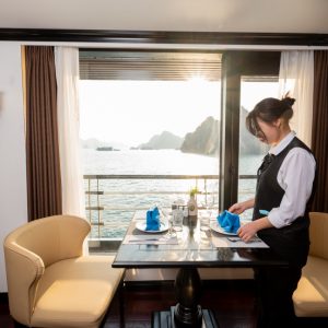 private-dining-table-service-dragon-premium-lan-ha-bay-viettrendtour