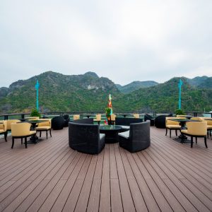 sky-bar-sundeck-lounge-dragon-premium-lan-ha-bay-viettrendtour
