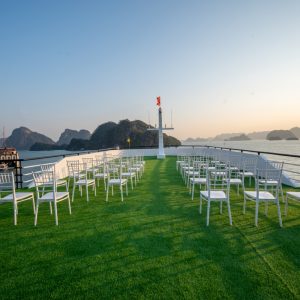 sundeck-ceremony-setup-dragon-premium-lan-ha-bay-viettrendtour